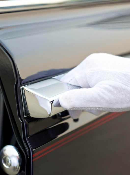 chauffeur service opens car door rolls royce 41914681 limo 82c6141d
